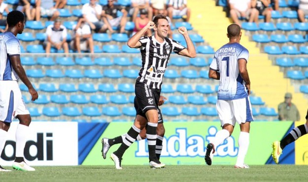 Thiago Carvalho marcou o 1º gol da partida e seu com a camisa do Vozão (Foto: Christian Alekson/CearaSC.com)