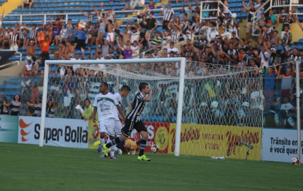 Richardson marcou dois gols e foi o destaque da partida (Foto: Christian Alekson/CearaSC.com)