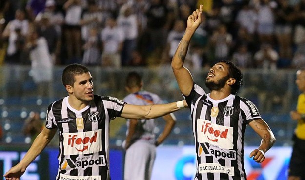 Assisinho comemora seu gol que deu a vitória ao Vozão (Foto: Christian Alekson/CearaSC.com)