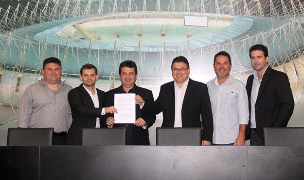 Presidente Robinson de Castro (3º da direita pra esquerda) se mostrou satisfeito com o acordo (Rafael Costa/CearaSC.com)