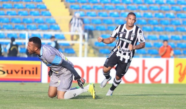 Rafael Costa dessa vez não errou e marcou dois gols de pênaltis (Foto: Christian Alekson/CearaSC.com)