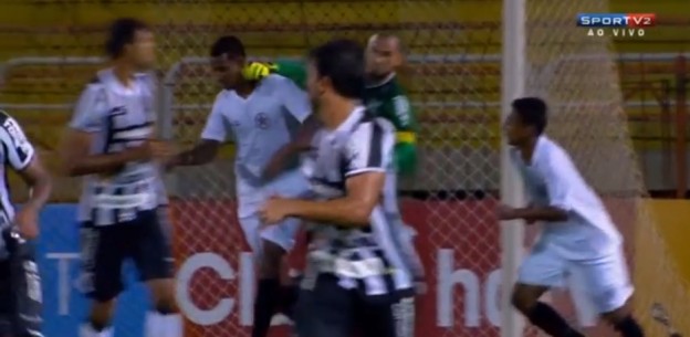 Demonstrando falta de controle emocional, Éverson foi expulso (Foto: Sportv/Reprodução)