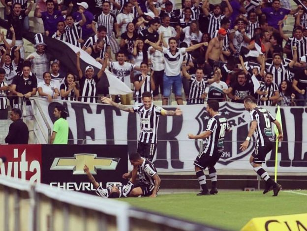 Rafael Costa comemora o gol que deu a vitória ao Vozão (Foto: Christian Alekson/CearaSC.com)