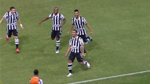 Rafael Costa comemora o gol que deu a vitória ao Vozão (Foto: reprodução TV)