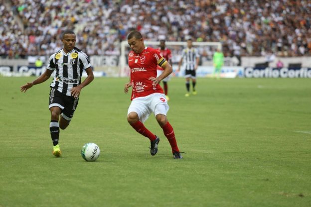 Robinho chegou a jogar de lateral esquerdo (Foto: Christian Alekson/CearaSC.com)