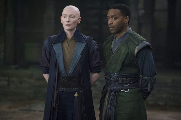 Anciã (Tilda Swinton) e Mordo (Chiwetel Ejiofor) Photo Credit: Jay Maidment ©2016 Marvel. All Rights Reserved.