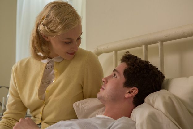 Olivia (Sarah Gadon) e Marcus (Logan Lerman)