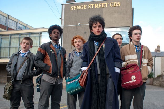 Toda a gangue da banda Sing Street reunida