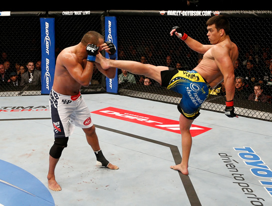 Lyoto Machida utilizou seus habituais chutes para contra-atacar e manter Hendo distante durante a co-luta principal do UFC 157 (Divulgação/UFC)