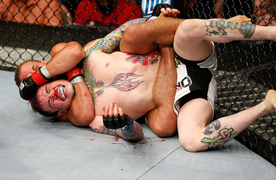 Urijah liquidou o combate encaixando um mata-leão no 4° round. Foto: UFC/Divulgação