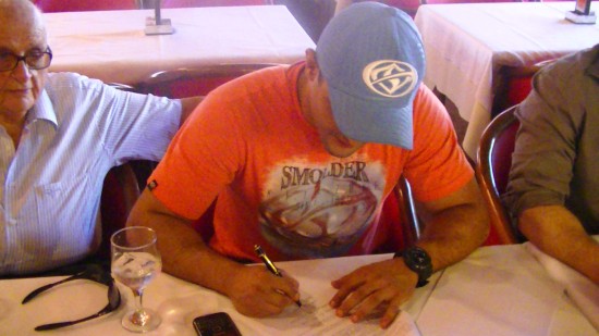 Andrezinho assinando o contrato do OX MMA Event