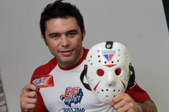 Rony Jason entra em suas lutas com a máscara personalizada do Fortaleza. Foto: O POVO