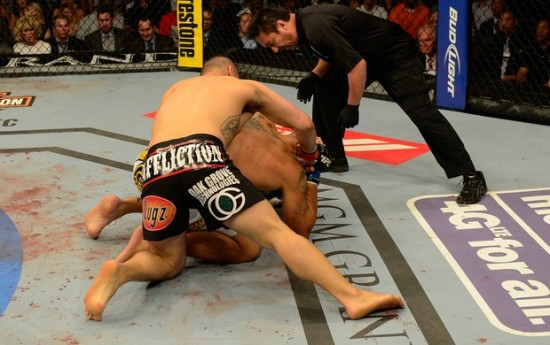 Cain acertou golpe certeiro que levou Pezão ao chão. Foto: UFC/Divulgação