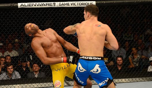 Momento em que Weidman atinge Anderson, que desaba nocauteado. Foto: UFC/Divulgação