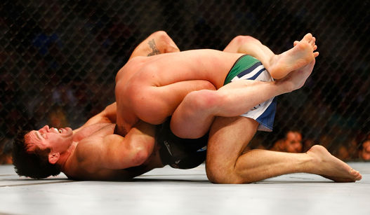 Momento em que Sonnen aplica a guilhotina e vence a luta. Foto: Getty Images (via Lancenet)