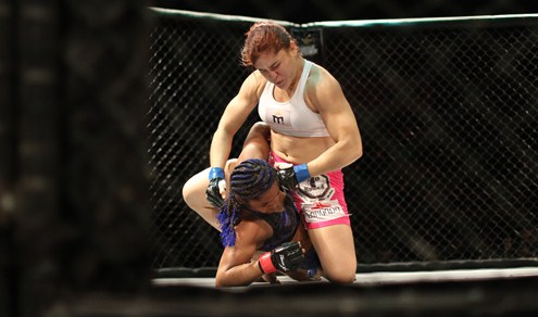 Ilara (de branco e rosa) já lutou contra Viviane Sucuri, nome de projeção nacional o MMA Feminino. Foto: Igor de Melo/O POVO