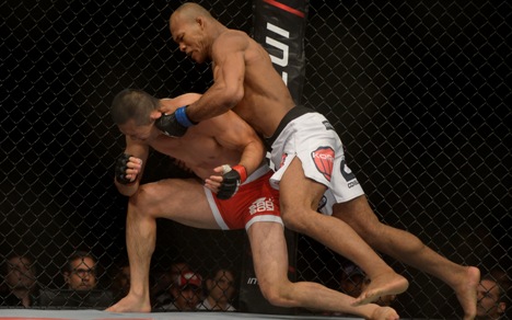 Em seu último duelo, Okami foi derrotado pelo brasileiro Ronaldo Jacaré Foto: UFC/Divulgação