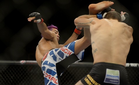 Pepey começou bem, mas foi nocauteado ainda no 1° round. Foto: UFC/Divulgação