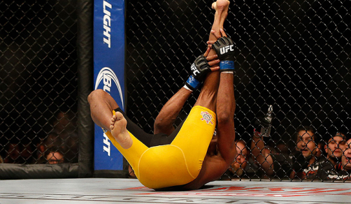Anderson Silva se contorce em dor após a fratura. Foto: Getty Images