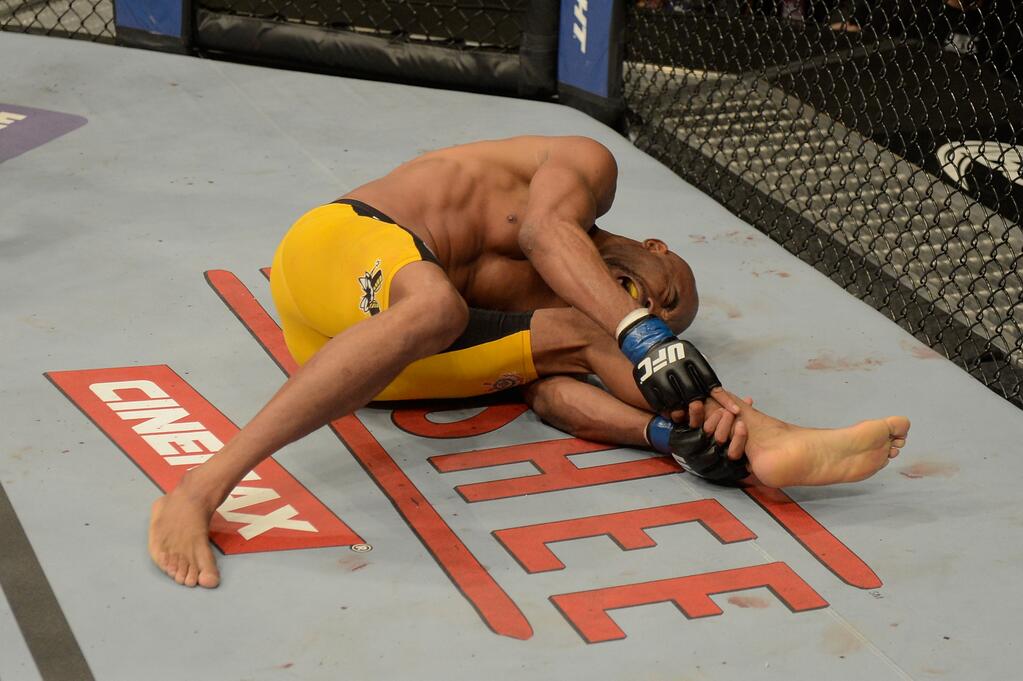 Anderson caído no chão após fraturar a perna. Foto: UFC/Divulgação