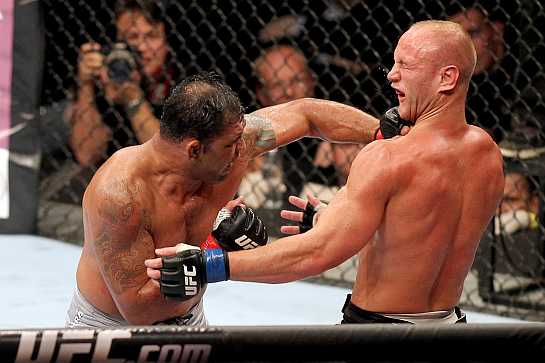 Minotaurou acerta cruzado em Dave Herman no UFC RIO 3. Foto: Divulgação