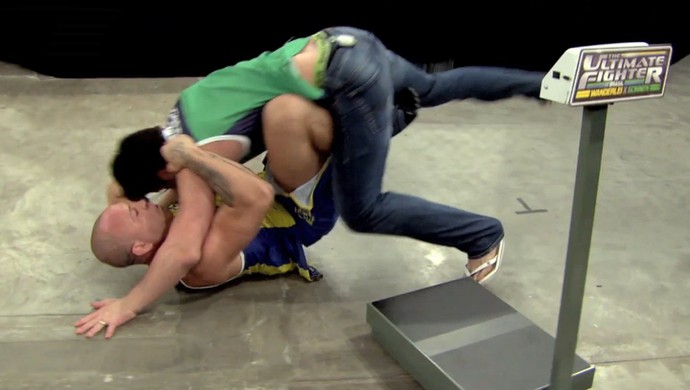 Sonnen e Wand rolam pelo chão e trocam socos em briga no UFC. Foto: Reprodução TV