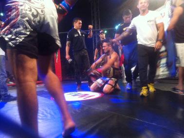 Tortuga ficou emocionado após ser anunciado o vencedor da luta principal. Foto: Divulgação