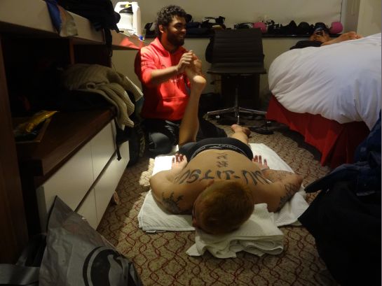 Hugo Wolverine, que também é fisioterapeuta, faz massagem em Rony Jason | Foto: Lucas Mota/O POVO