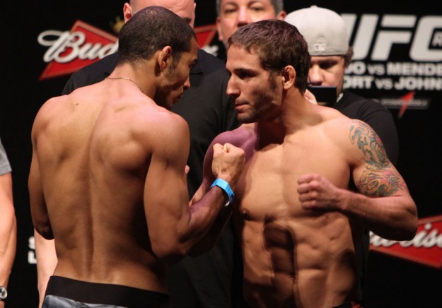José Aldo e Chad Mendes na encarada da 1ª luta entre eles, em 2012. | Foto: UFC/Divulgação