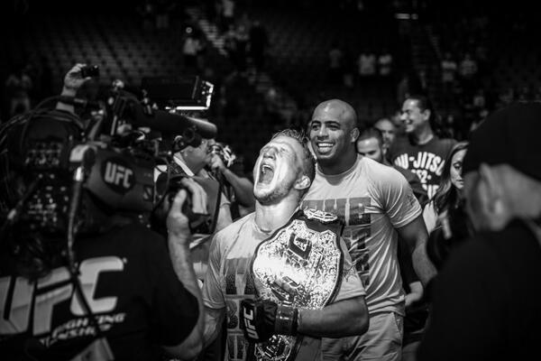 TJ Dillashaw com o cinturão do peso-galo. Foto: reprodução/UFC/Twitter