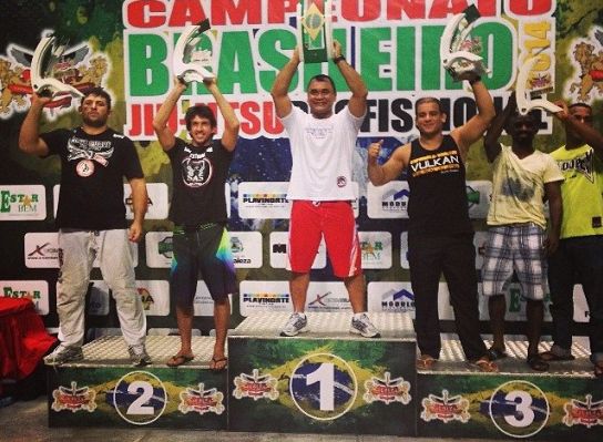Mestre Guilherme Santos representa Nova União no lugar mais alto do pódio | Reprodução/Facebook