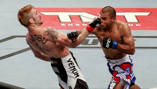 Robbie Peralta tenta acertar Rony Jason | Foto: UFC/Divulgação