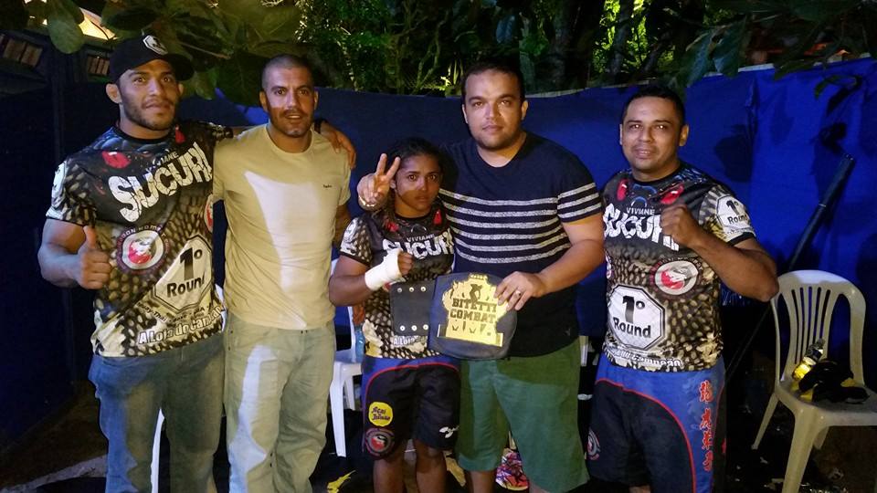 Após a luta, Sucuri celebra o cinturão com sua equipe. Foto: Arquivo Pessoal