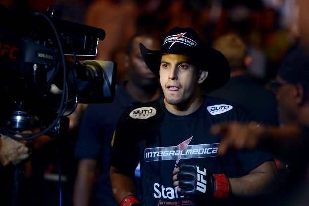 Sertanejo na entrada da luta contra Maximo Blanco, no UFC Fight Night 46. Foto: Divulgação Integralmédica
