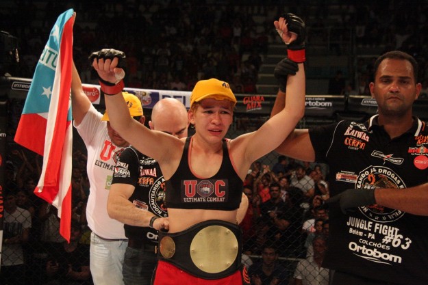 Larissa Pacheco com cinturão do Jungle Fight | Foto: divulgação