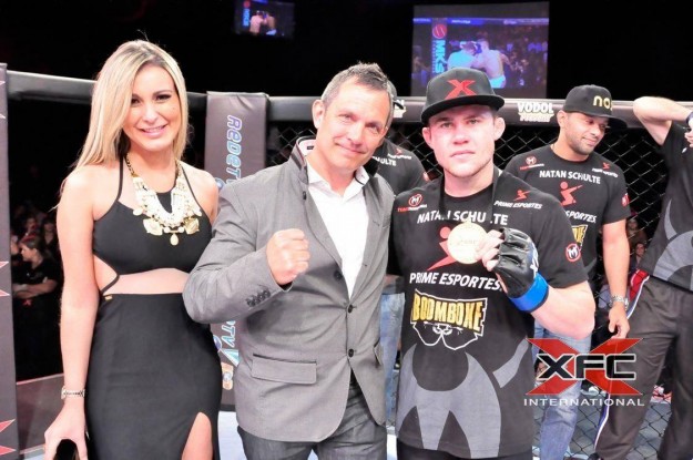 Presidente Myron Molotky com o campeão do GP Nathan Schulte | Foto: XFC/Divulgação