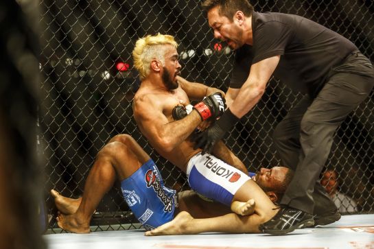 Yamasaki interrompe duelo e decreta finalização de Pepey | Foto: UFC/Divulgação