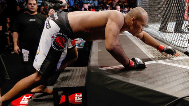 Jacaré vem embalado por uma sequências de vitórias e mira o cinturão. Foto: UFC/Divulgação