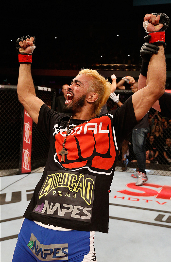 Pepey celebra sua segunda vitória consecutiva no UFC Foto: UFC/Divulgação