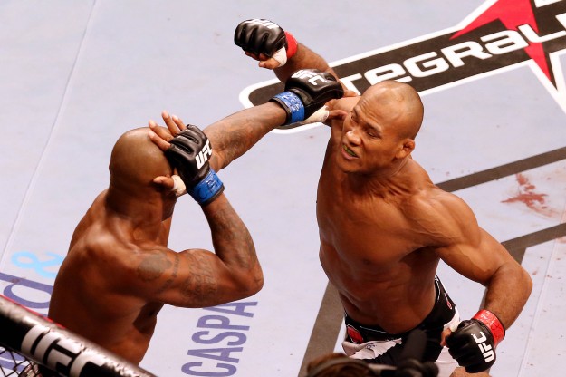 Jacaré ataca Francis Carmont no UFC Fight Night 36 - Foto: William Lucas