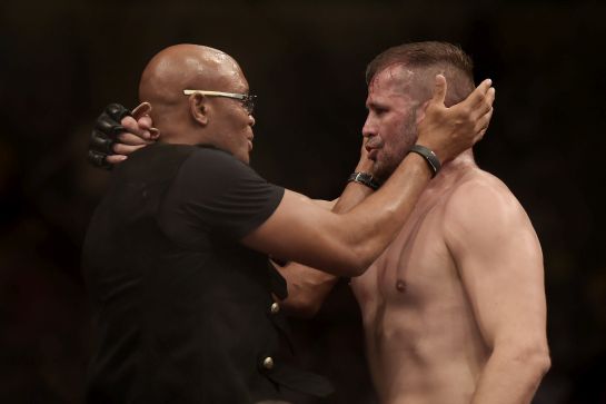 Anderson e Maldonado comemoraram juntos no octógono a vitória do "Caipira de Aço" | Foto: Divulgação/Inovafoto/UFC