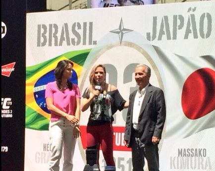 Família Gracie foi homenageada antes de treinos abertos no Maracanã. Da esquerda para direita: Kyra Gracie, apresentadora Paula Sack e Robson Gracie | Foto: reprodução/Twitter