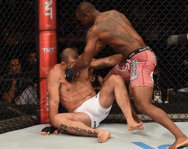 Momento em que St. Preux castigava Shogun. Foto: UFC/Divulgação