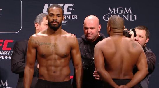 Jones e Cormier não se encaram na pesagem oficial do UFC 182 | Foto: Twitter/Reprodução