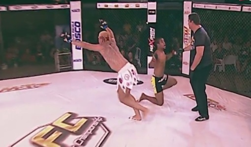 Luta entre Leandro Naja e Jefferson Rodrigues terminou com uma finalização que rendeu muita polêmica. Foto: Reprodução TV