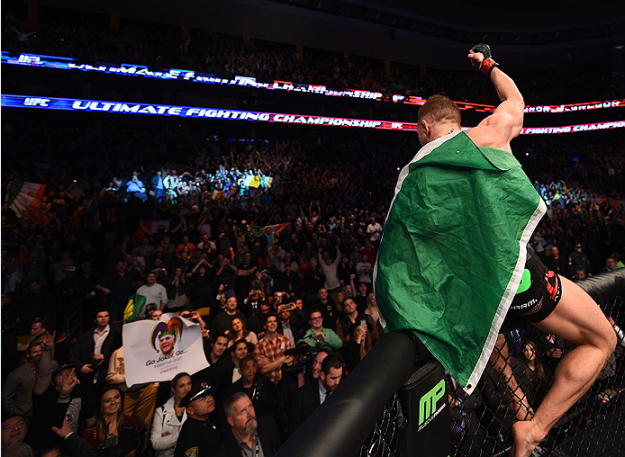 Aldo acompanha comemoração de Conor McGregor. Foto: UFC/Divulgação