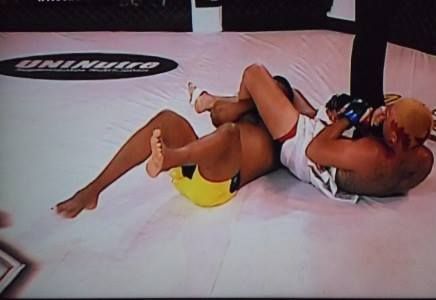 Momento que Naja encaixou a chave de braço | Foto: Reprodução/Esporte Interativo