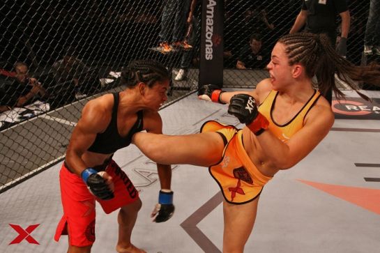Liana Pirosin enfrenta Viviane Pereira em uma das semifinais do GP peso-palha | Foto: divulgação/XFC