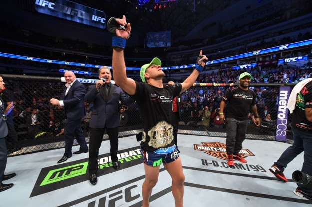 Dos Anjos é o novo campeão do peso leve | Foto: reprodução/UFC