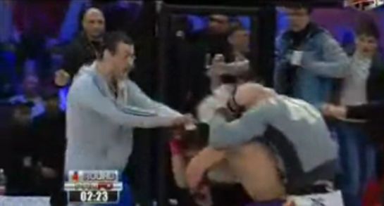 Momento que técnicos invadiram o cage | Foto: reprodução